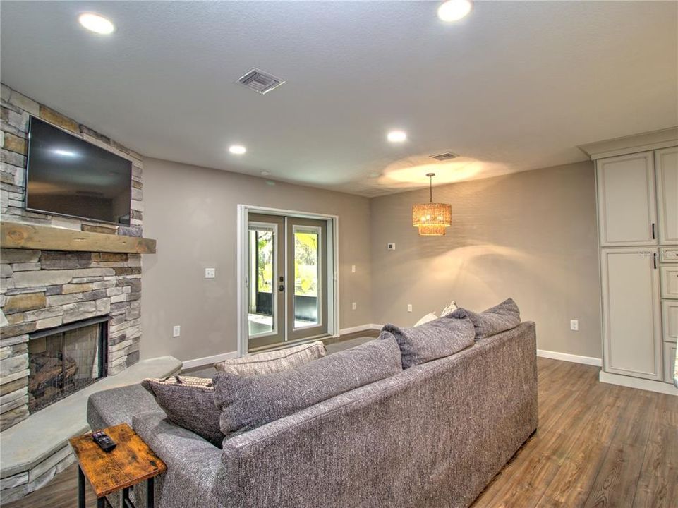 待售: $599,900 (3 贝兹, 2 浴室, 1217 平方英尺)