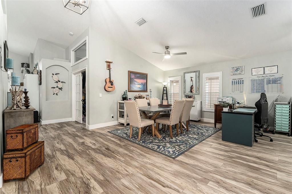 合同活跃: $664,500 (5 贝兹, 2 浴室, 2658 平方英尺)