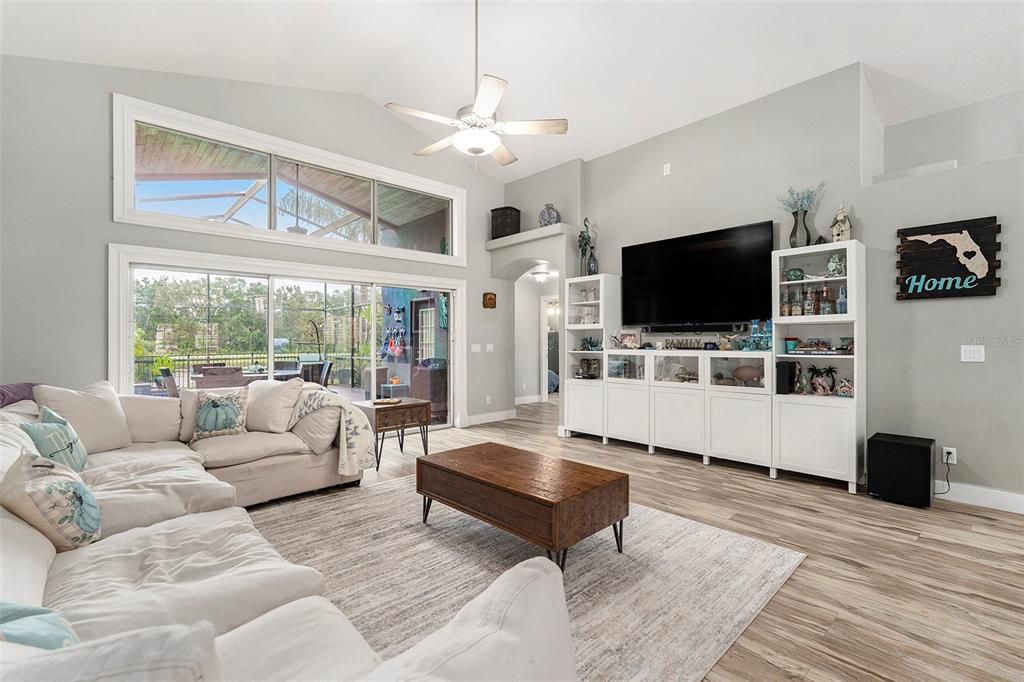 合同活跃: $664,500 (5 贝兹, 2 浴室, 2658 平方英尺)