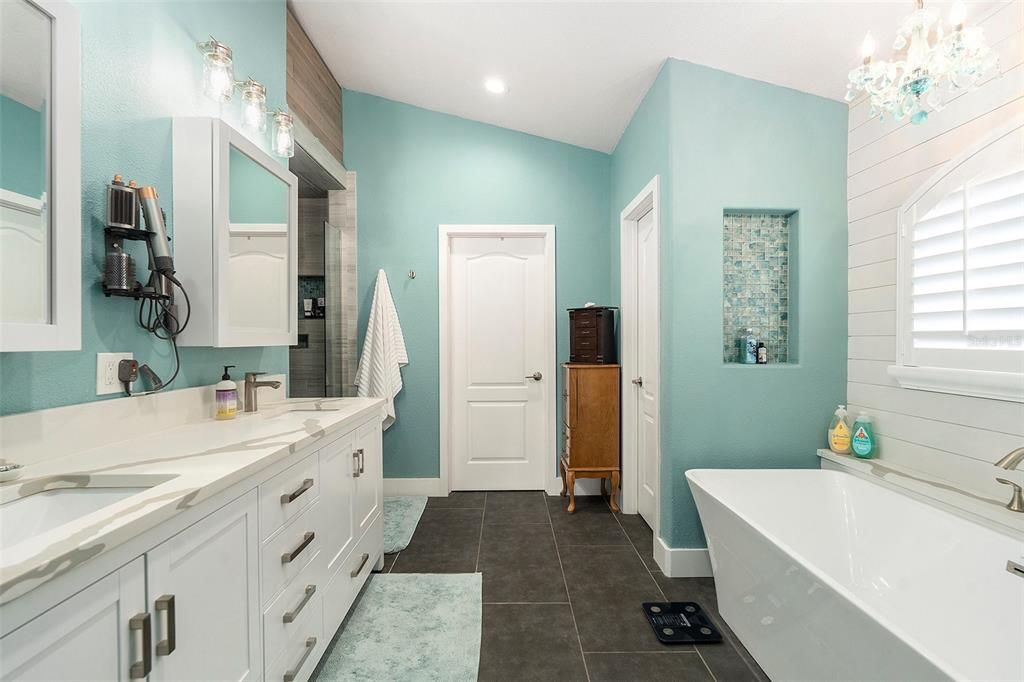 合同活跃: $664,500 (5 贝兹, 2 浴室, 2658 平方英尺)