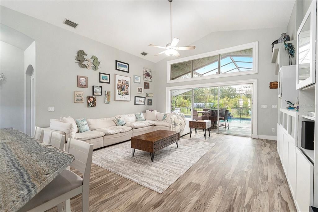 合同活跃: $664,500 (5 贝兹, 2 浴室, 2658 平方英尺)