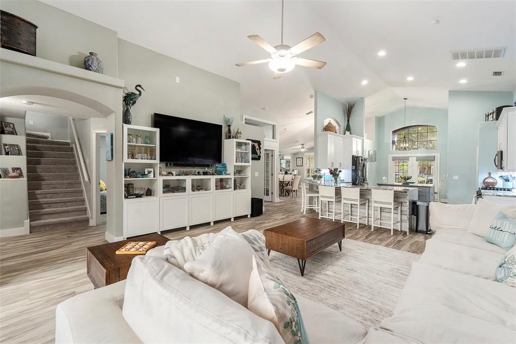 合同活跃: $664,500 (5 贝兹, 2 浴室, 2658 平方英尺)