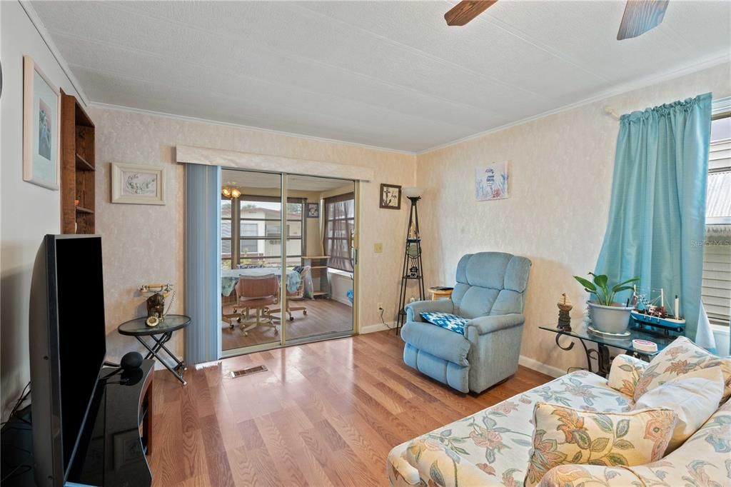 For Sale: $124,000 (2 beds, 2 baths, 1056 Square Feet)