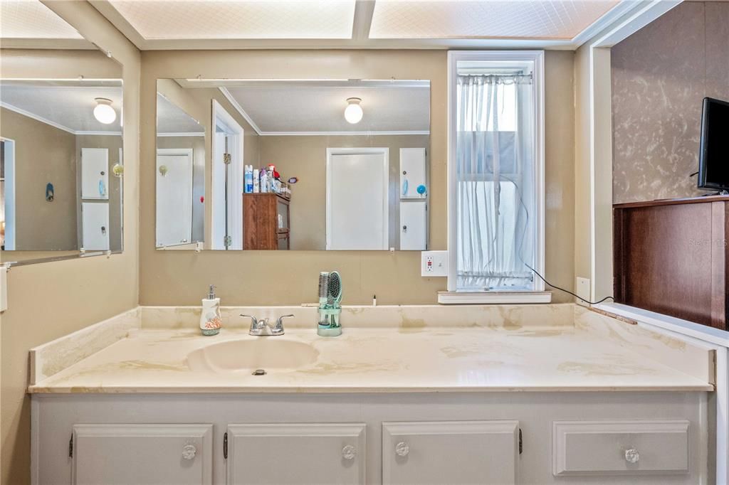 For Sale: $124,000 (2 beds, 2 baths, 1056 Square Feet)