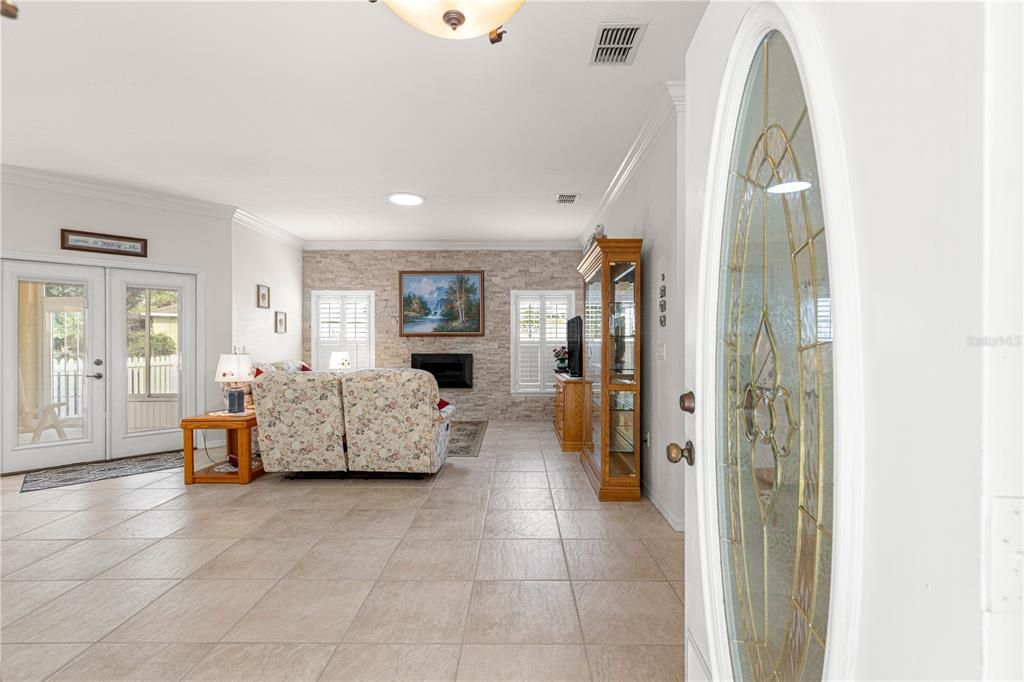 Active With Contract: $2,000 (3 beds, 3 baths, 1850 Square Feet)