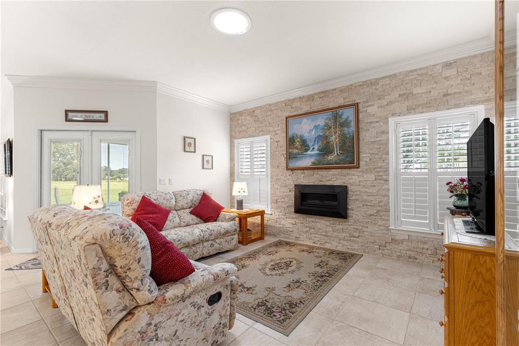 Active With Contract: $2,000 (3 beds, 3 baths, 1850 Square Feet)