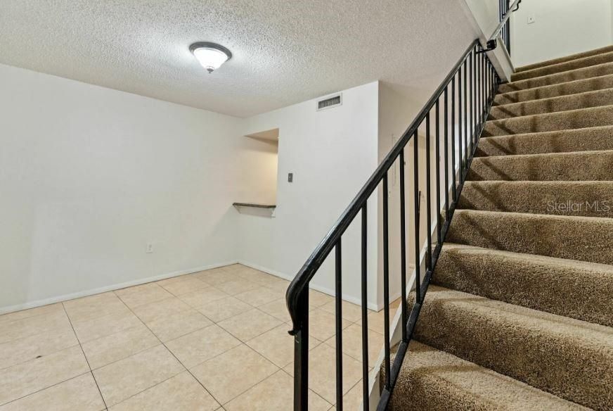 For Rent: $1,275 (2 beds, 1 baths, 1039 Square Feet)