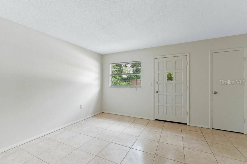 For Rent: $1,275 (2 beds, 1 baths, 1039 Square Feet)