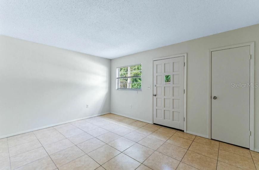 For Rent: $1,275 (2 beds, 1 baths, 1039 Square Feet)