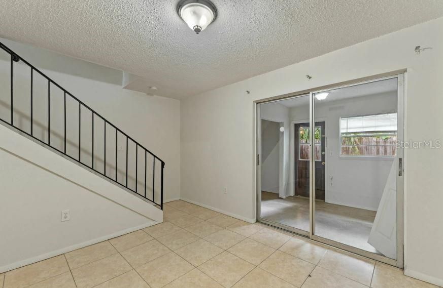 For Rent: $1,275 (2 beds, 1 baths, 1039 Square Feet)