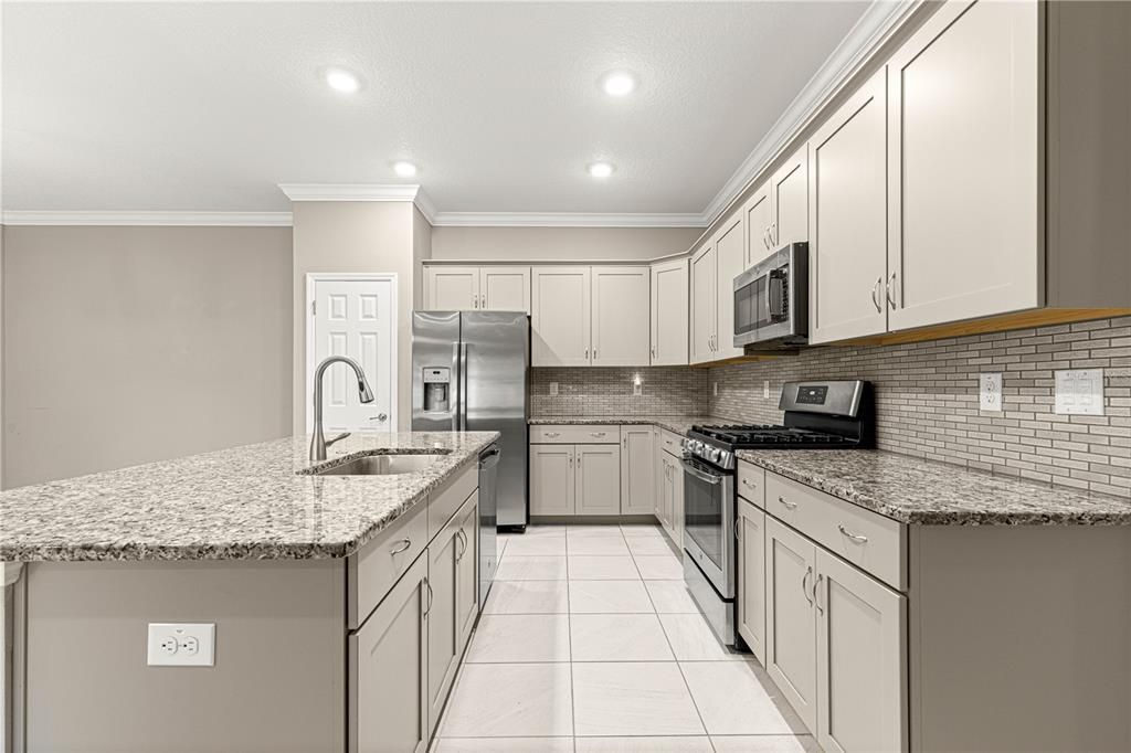 Active With Contract: $235,900 (3 beds, 2 baths, 1548 Square Feet)