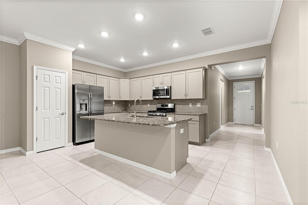 Active With Contract: $235,900 (3 beds, 2 baths, 1548 Square Feet)