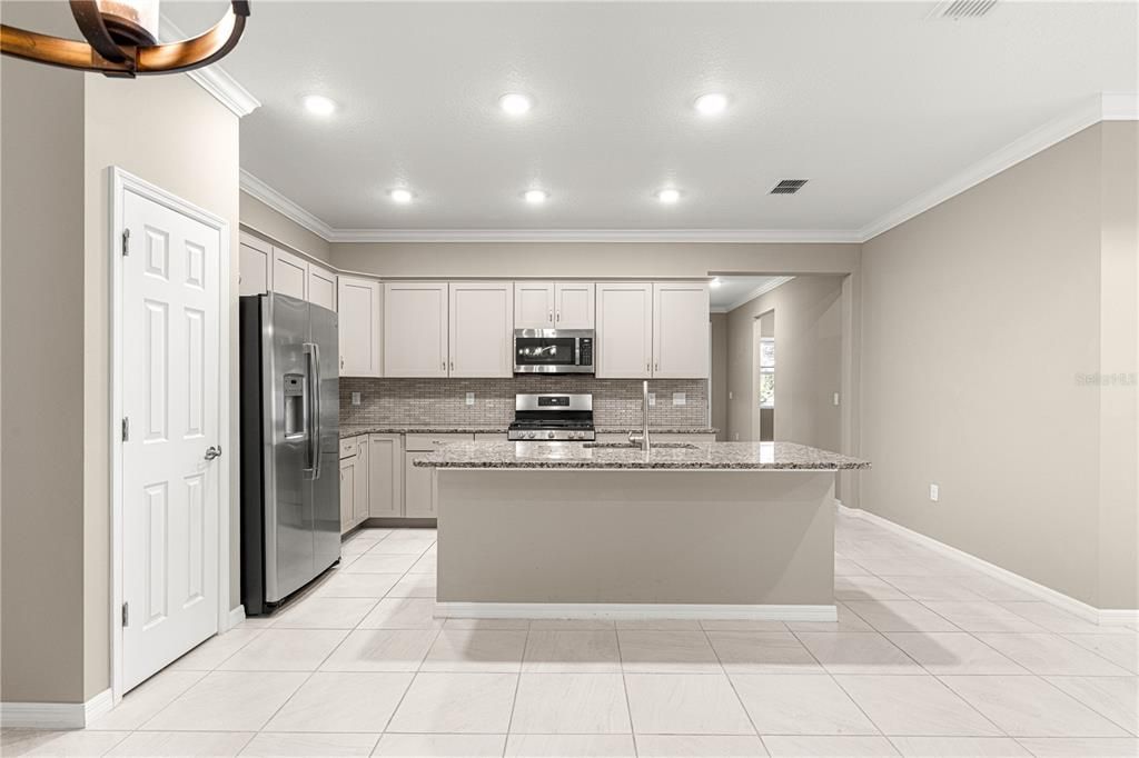 Active With Contract: $235,900 (3 beds, 2 baths, 1548 Square Feet)