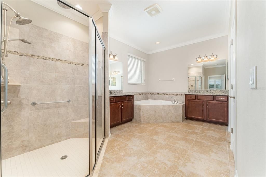 For Sale: $975,000 (6 beds, 4 baths, 5454 Square Feet)