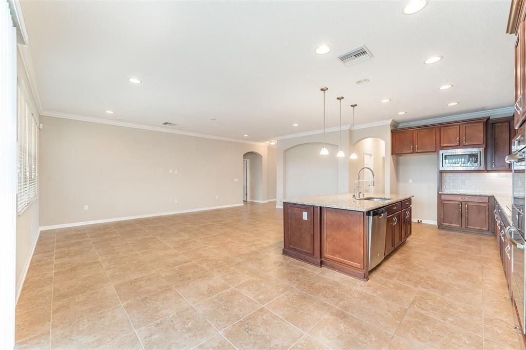 For Sale: $975,000 (6 beds, 4 baths, 5454 Square Feet)