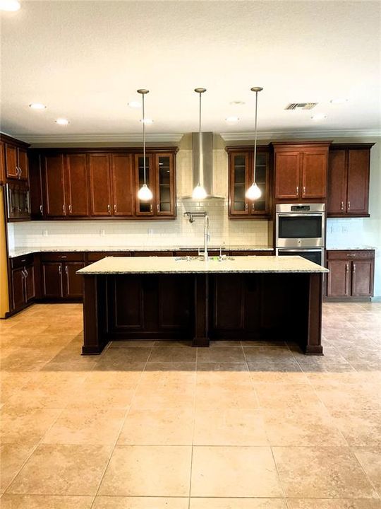 For Sale: $975,000 (6 beds, 4 baths, 5454 Square Feet)