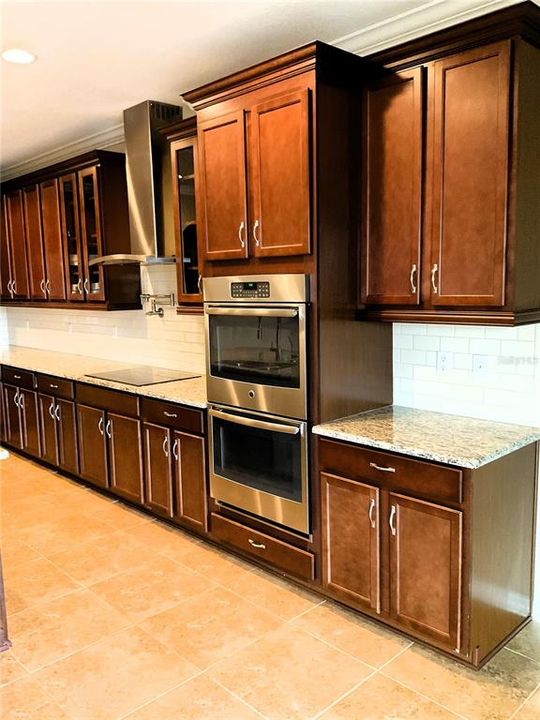 For Sale: $975,000 (6 beds, 4 baths, 5454 Square Feet)