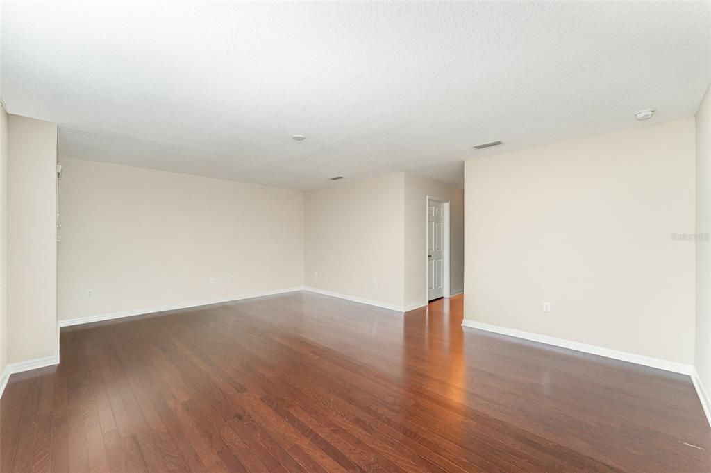 For Sale: $975,000 (6 beds, 4 baths, 5454 Square Feet)