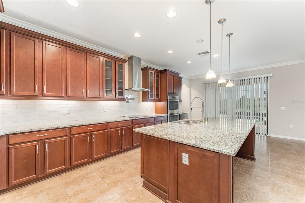 For Sale: $975,000 (6 beds, 4 baths, 5454 Square Feet)