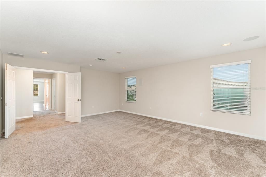 For Sale: $975,000 (6 beds, 4 baths, 5454 Square Feet)