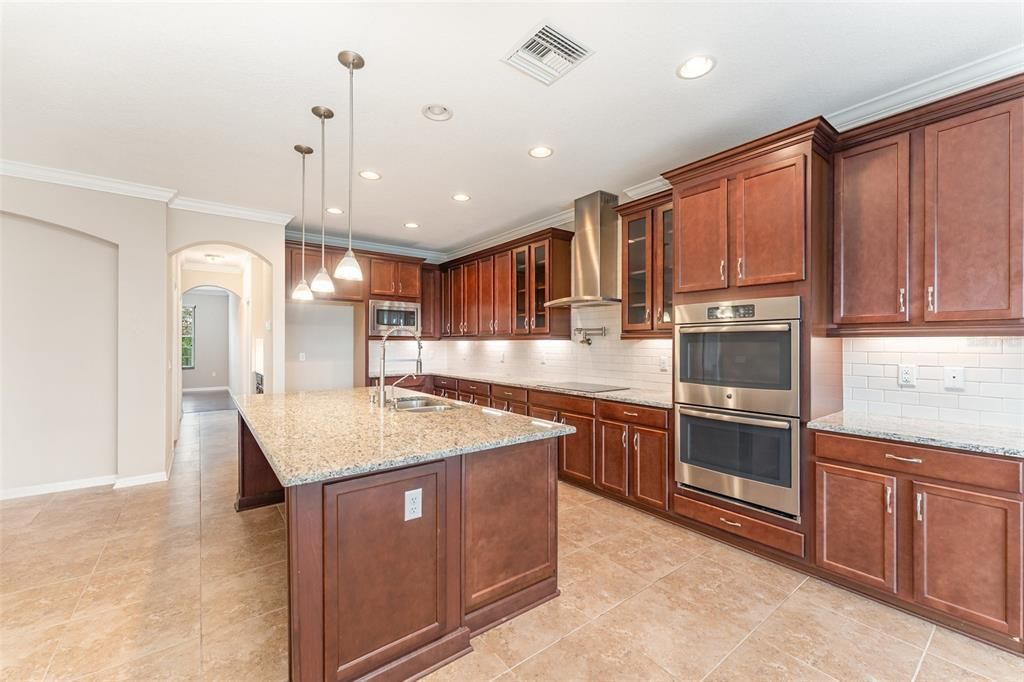 For Sale: $975,000 (6 beds, 4 baths, 5454 Square Feet)