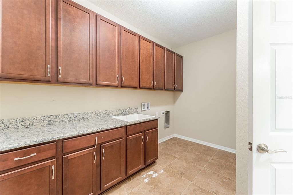 For Sale: $975,000 (6 beds, 4 baths, 5454 Square Feet)