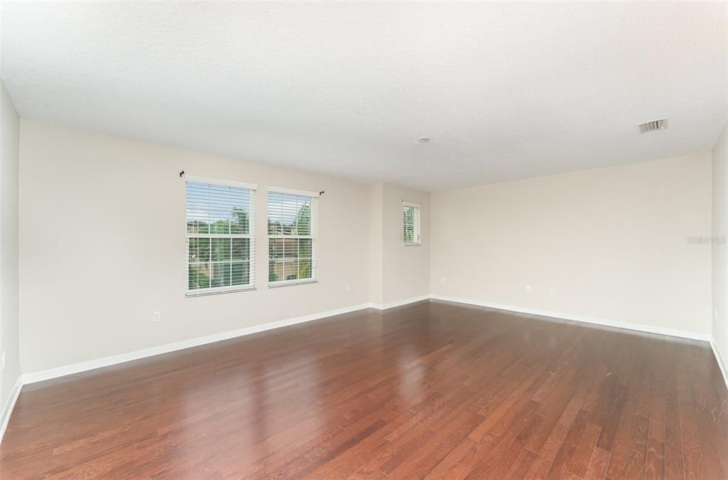 For Sale: $975,000 (6 beds, 4 baths, 5454 Square Feet)