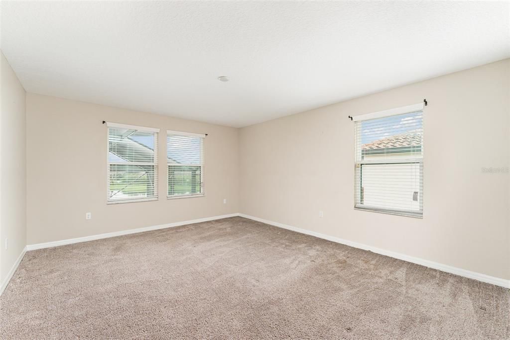 For Sale: $975,000 (6 beds, 4 baths, 5454 Square Feet)