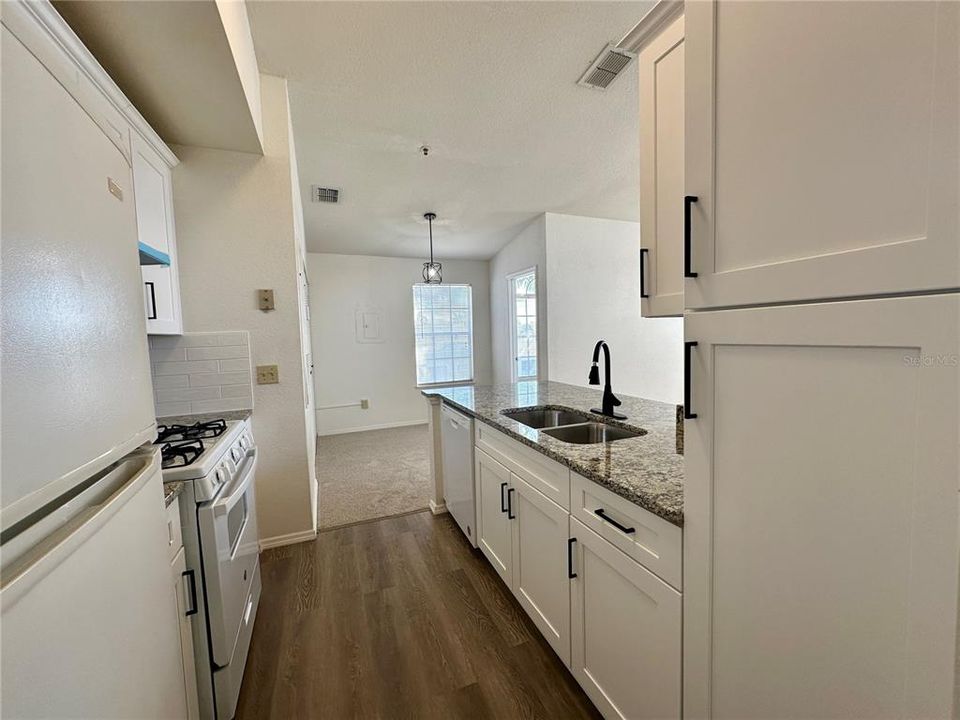Active With Contract: $1,395 (2 beds, 1 baths, 834 Square Feet)