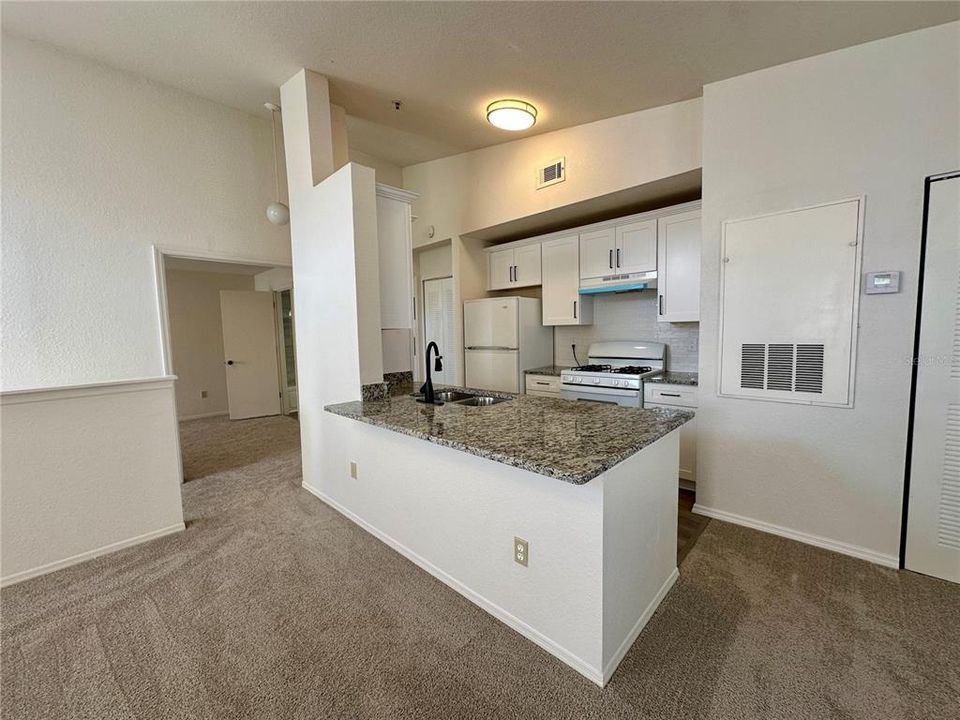 Active With Contract: $1,395 (2 beds, 1 baths, 834 Square Feet)