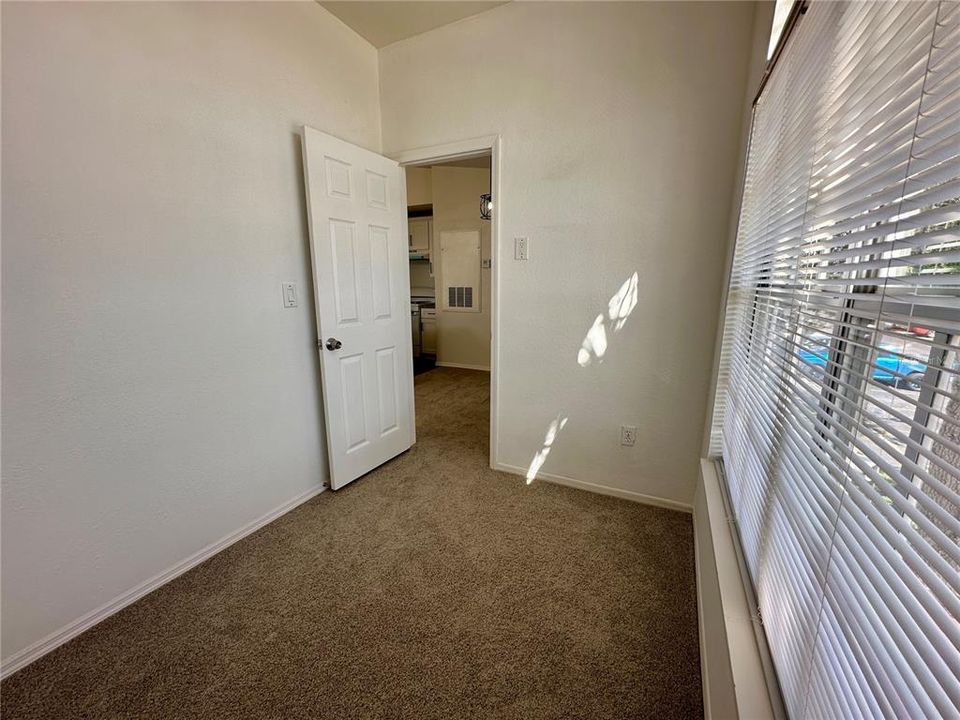 Active With Contract: $1,395 (2 beds, 1 baths, 834 Square Feet)