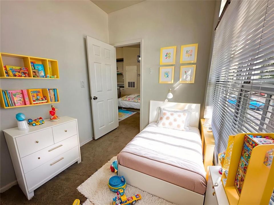 Active With Contract: $1,395 (2 beds, 1 baths, 834 Square Feet)