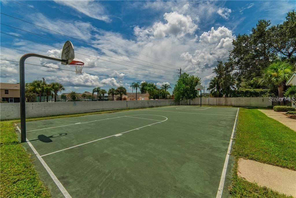 Active With Contract: $1,395 (2 beds, 1 baths, 834 Square Feet)