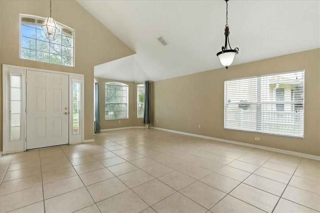 合同活跃: $2,745 (5 贝兹, 2 浴室, 2232 平方英尺)