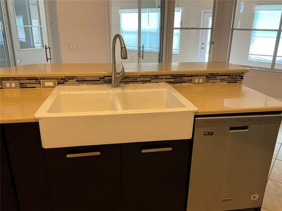 Active With Contract: $599,000 (5 beds, 2 baths, 2799 Square Feet)