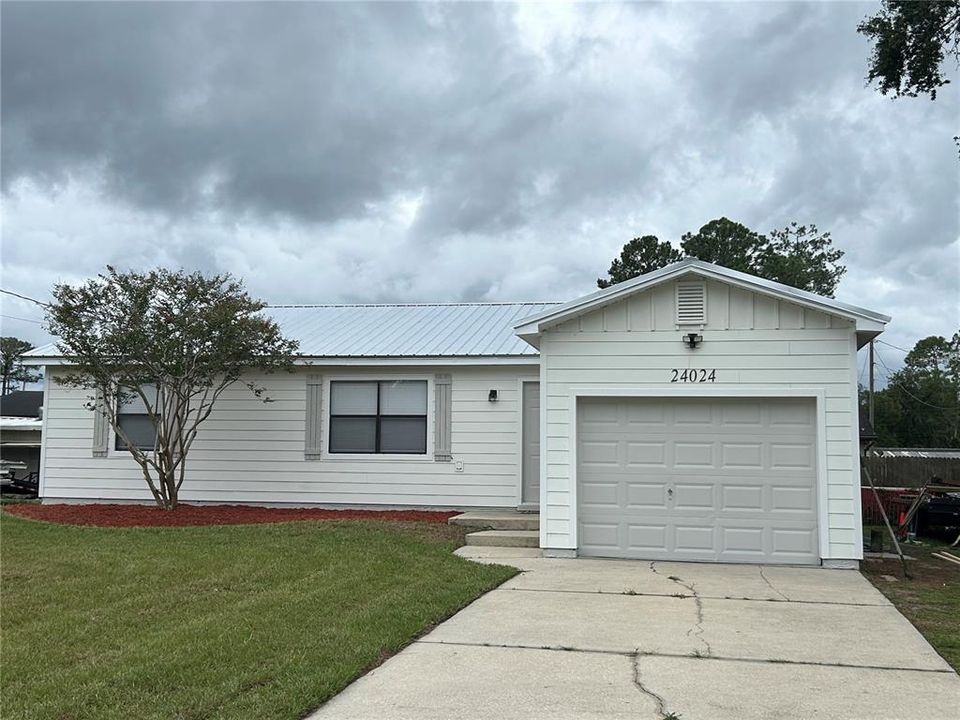 For Sale: $275,000 (3 beds, 2 baths, 1195 Square Feet)