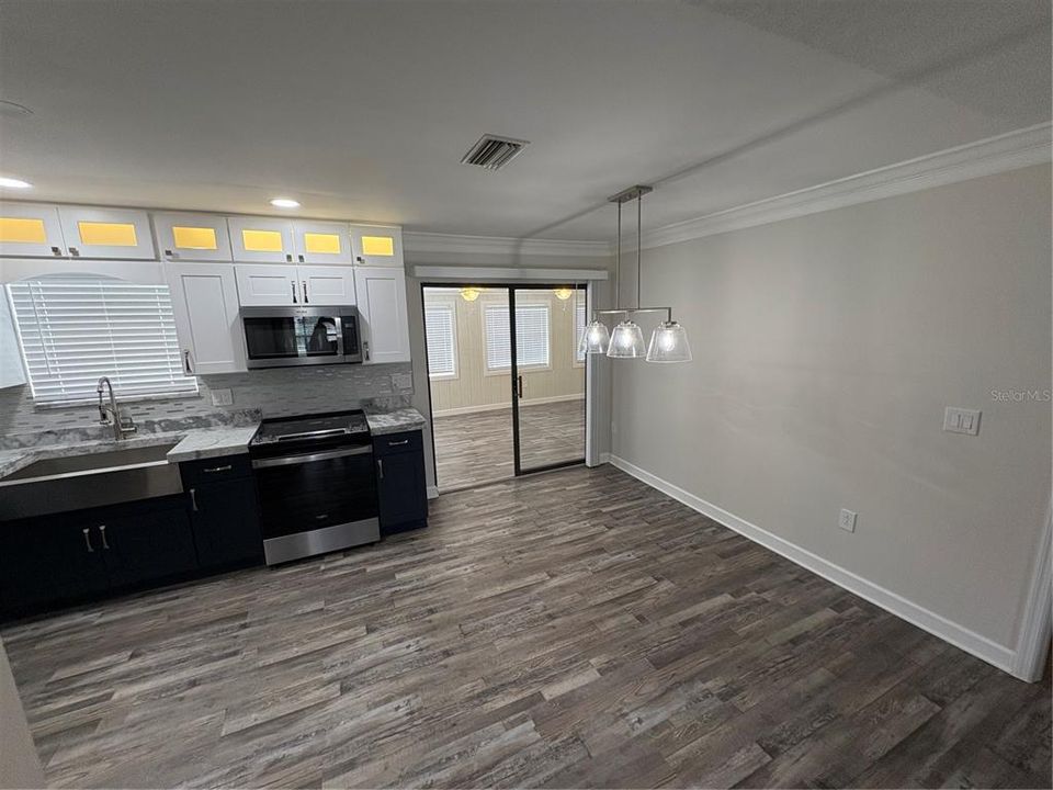 For Sale: $275,000 (3 beds, 2 baths, 1195 Square Feet)