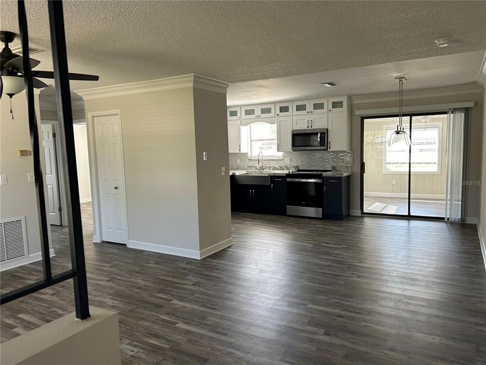 For Sale: $235,000 (3 beds, 2 baths, 1195 Square Feet)