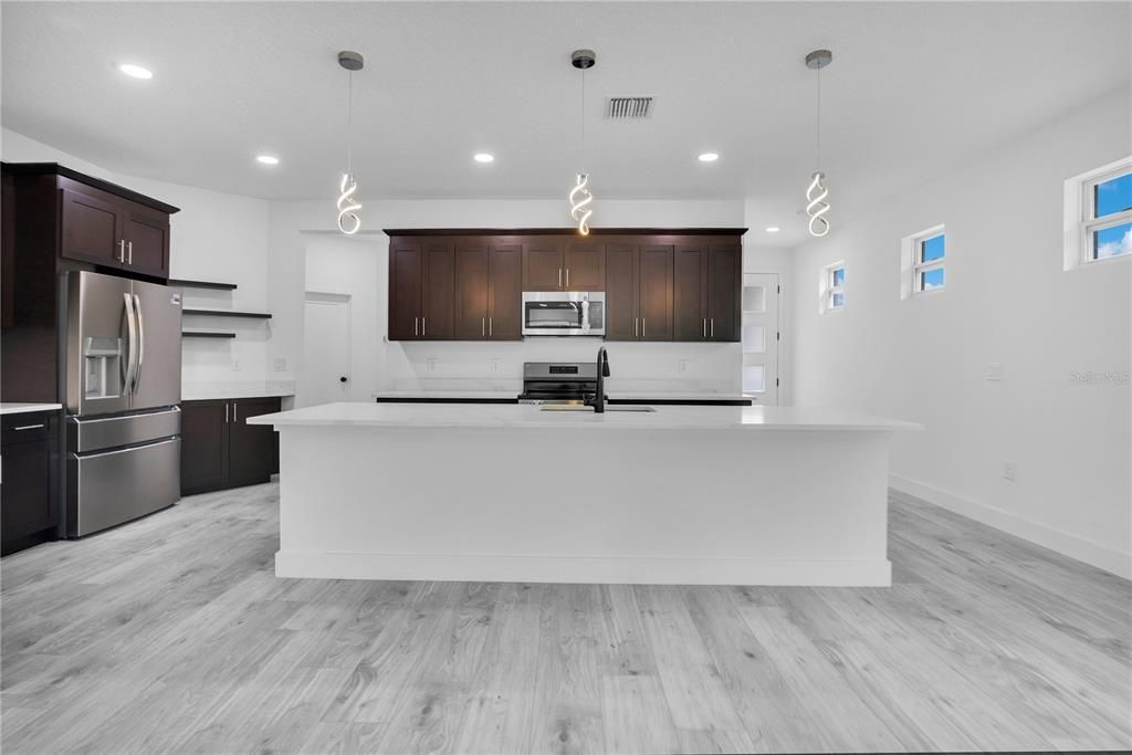 На продажу: $799,900 (6 спален, 4 ванн, 3198 Квадратных фут)