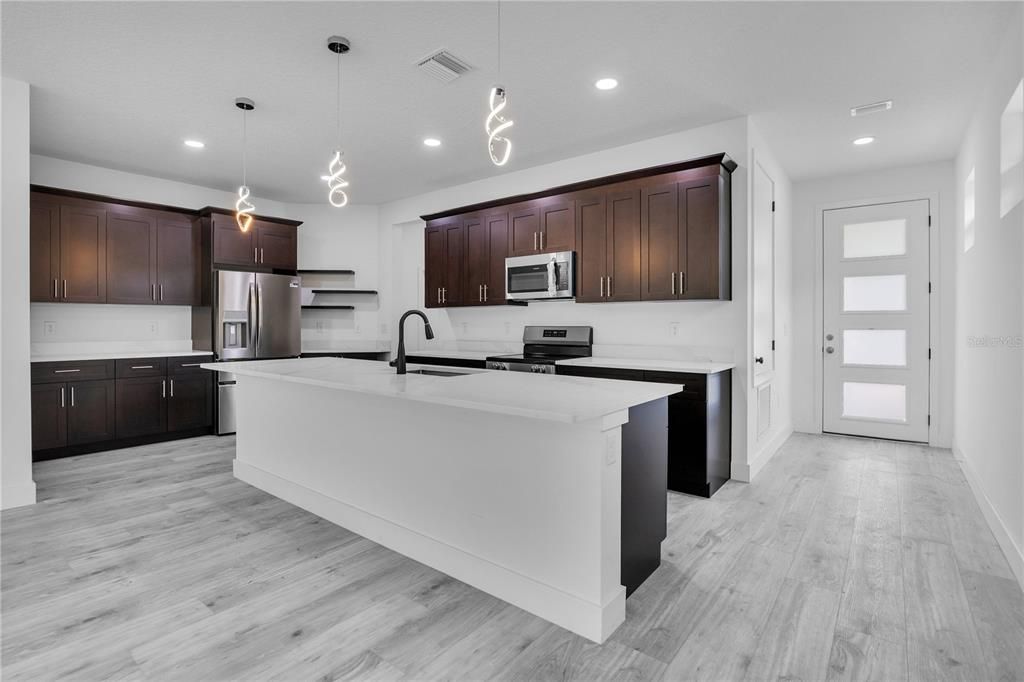 На продажу: $799,900 (6 спален, 4 ванн, 3198 Квадратных фут)