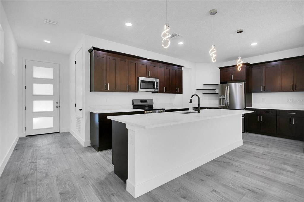 На продажу: $799,900 (6 спален, 4 ванн, 3198 Квадратных фут)