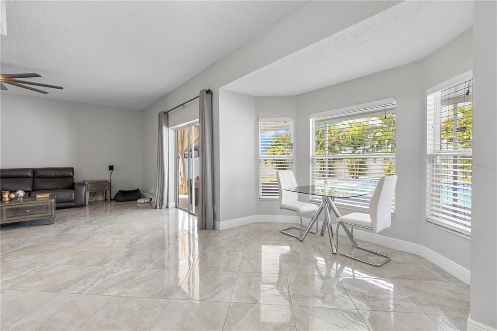 合同活跃: $495,000 (4 贝兹, 2 浴室, 2370 平方英尺)