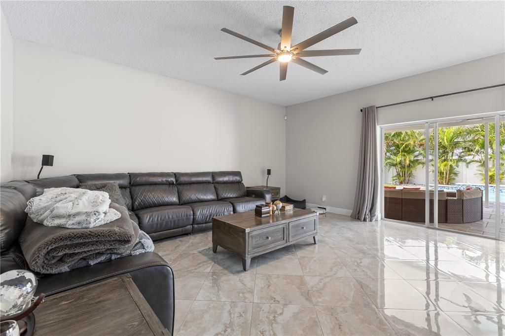 合同活跃: $495,000 (4 贝兹, 2 浴室, 2370 平方英尺)