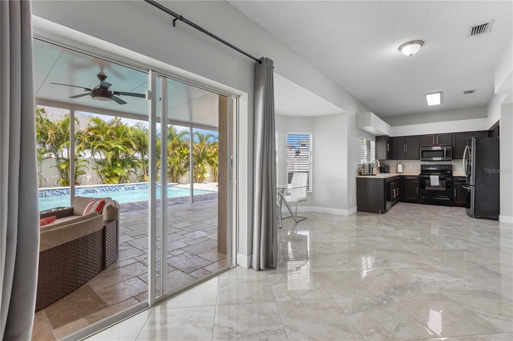 合同活跃: $495,000 (4 贝兹, 2 浴室, 2370 平方英尺)