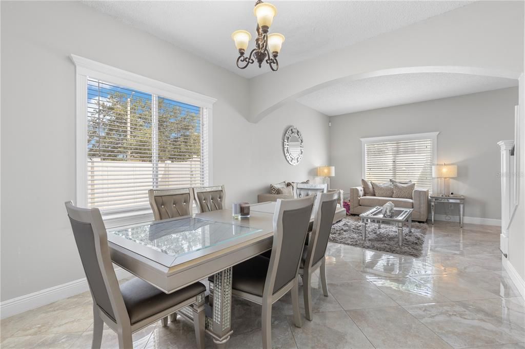 合同活跃: $495,000 (4 贝兹, 2 浴室, 2370 平方英尺)