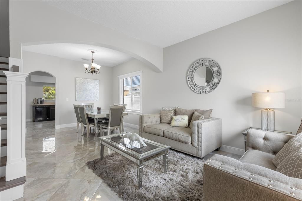 合同活跃: $495,000 (4 贝兹, 2 浴室, 2370 平方英尺)