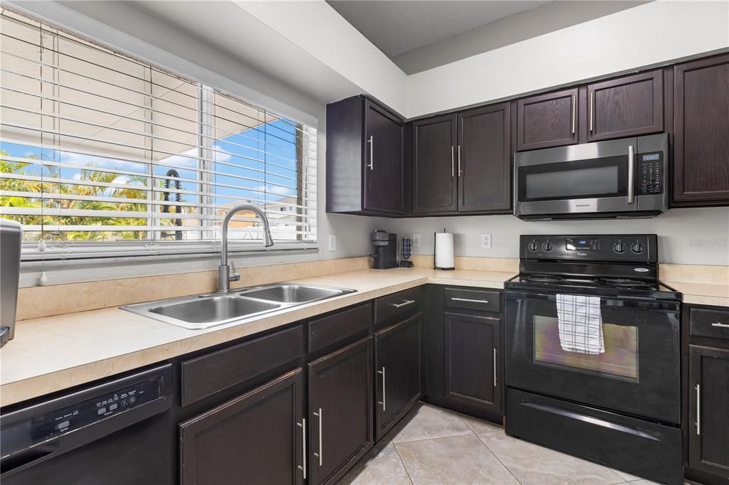 合同活跃: $495,000 (4 贝兹, 2 浴室, 2370 平方英尺)