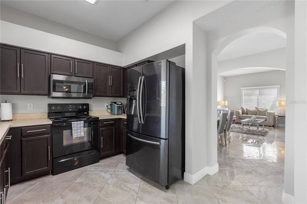 合同活跃: $495,000 (4 贝兹, 2 浴室, 2370 平方英尺)