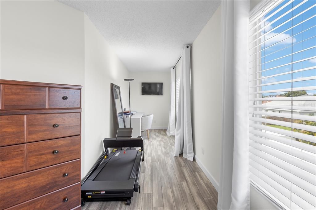 合同活跃: $495,000 (4 贝兹, 2 浴室, 2370 平方英尺)