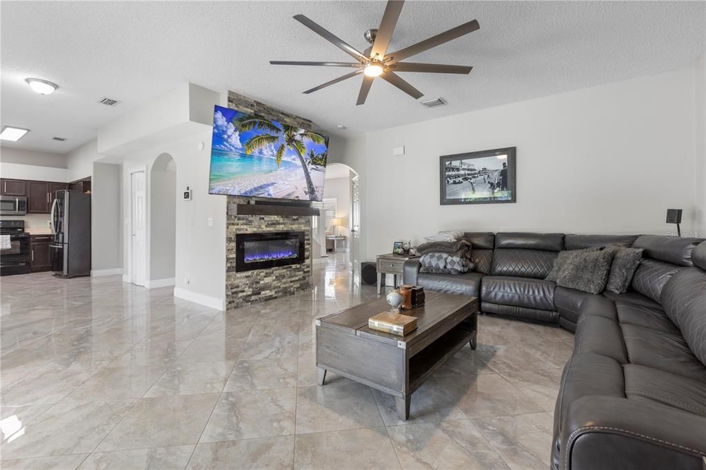 合同活跃: $495,000 (4 贝兹, 2 浴室, 2370 平方英尺)